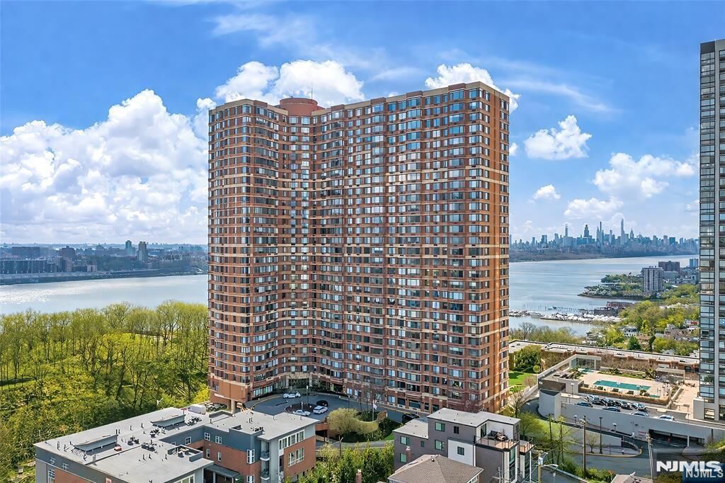 Property Photo:  100 Old Palisade Road 2201  NJ 07024 