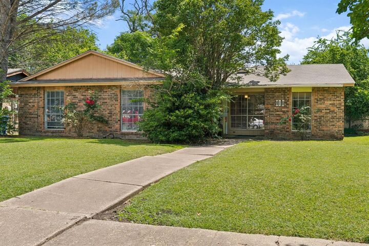 Property Photo:  818 Quebec Drive  TX 75040 