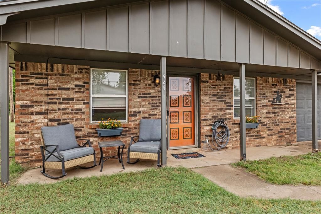Property Photo:  424 S 1st Avenue  OK 73737 
