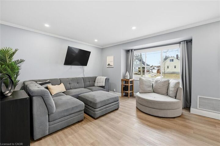 Property Photo:  70 Whyte Avenue N  ON L2V 2T7 