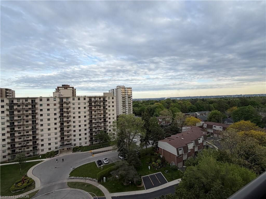 Property Photo:  975 Warwick Court 1005  ON L7T 3Z7 