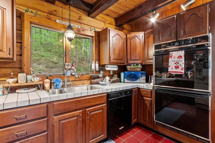 Property Photo:  90 Appleton Cir  MA 01420 