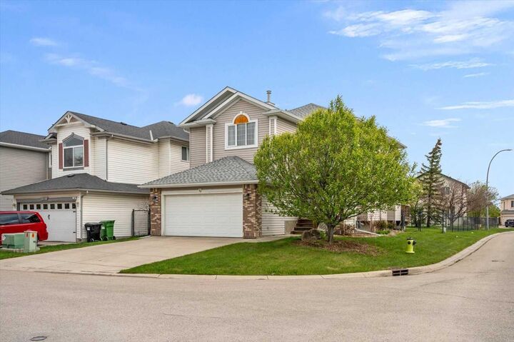 Property Photo:  4 Citadel Meadow Court NW  AB T3G 4K6 