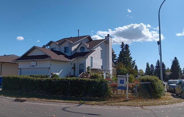 Property Photo: 4 Fallingworth Bay NE AB T3J 1G3