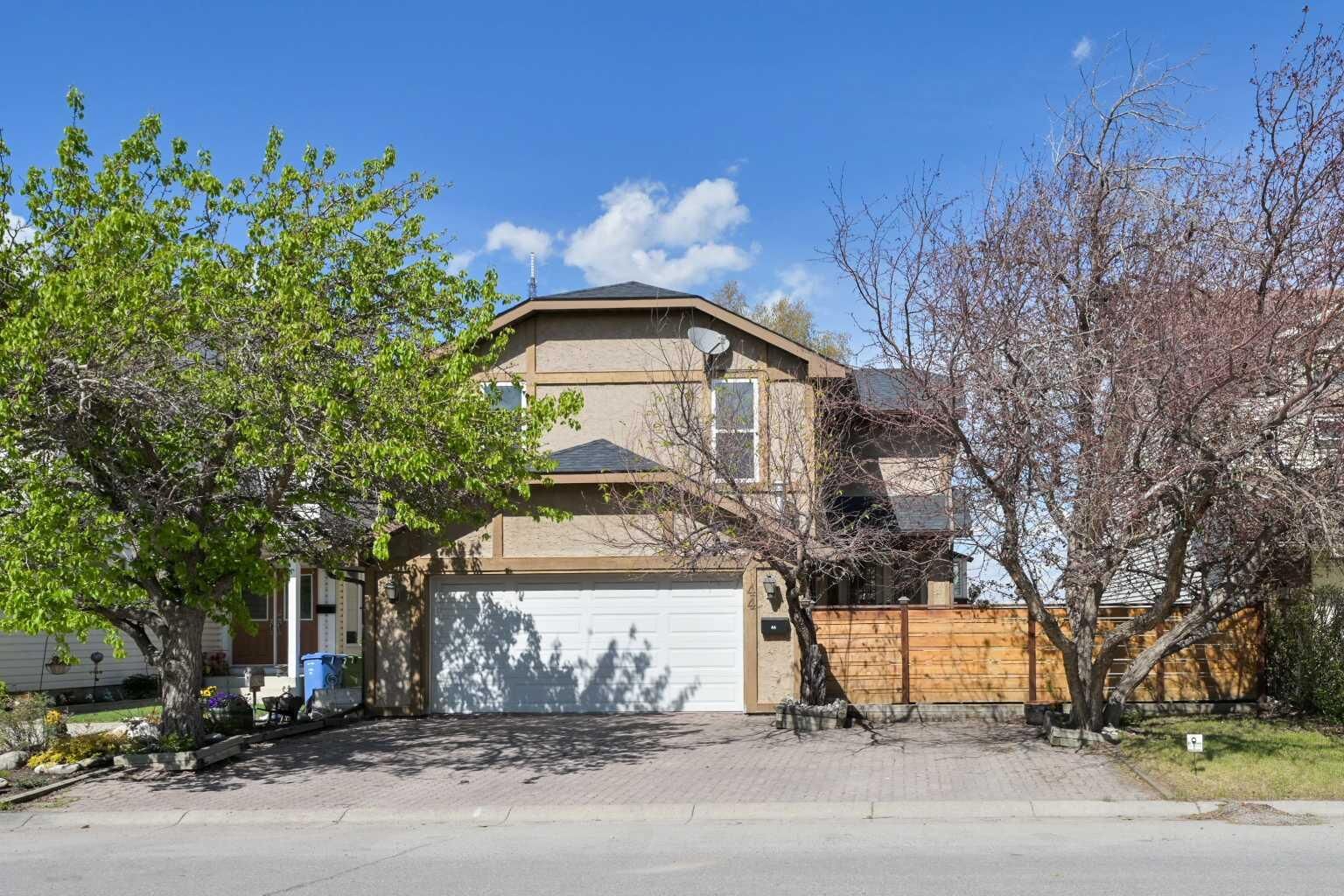 Property Photo: 44 Coach Manor Rise SW AB T3H 1C4
