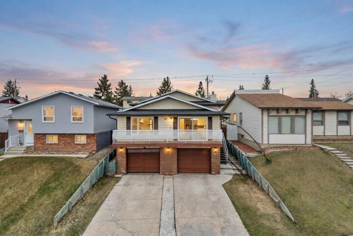 Property Photo:  27 Beddington Road NE  AB T3K 1N7 