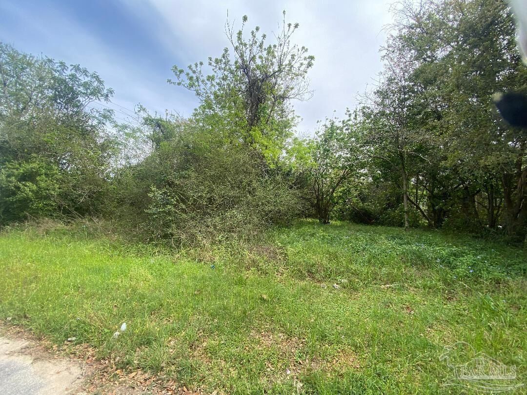 Property Photo: 211 Crescent Dr FL 32503