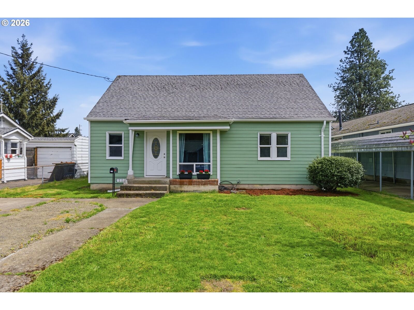 Property Photo: 416 NW 5th Ave WA 98626