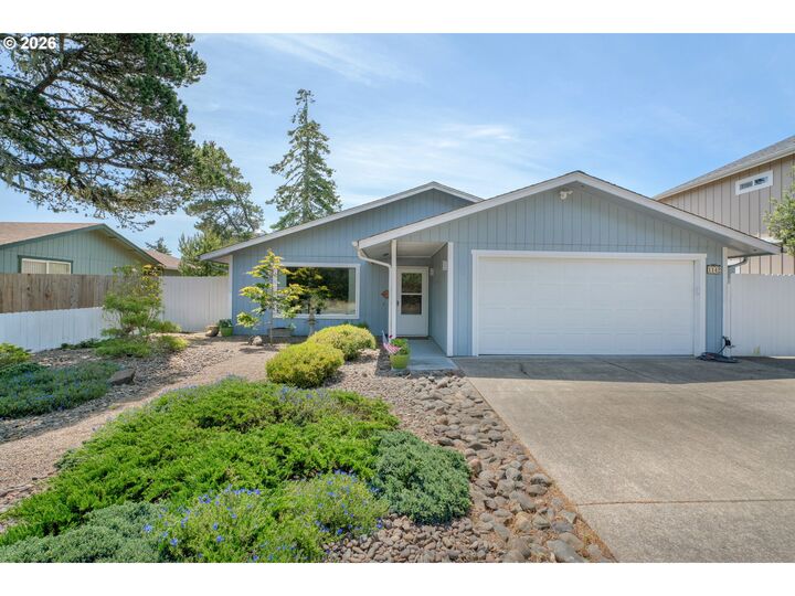 Property Photo:  1142 9th St  OR 97439 