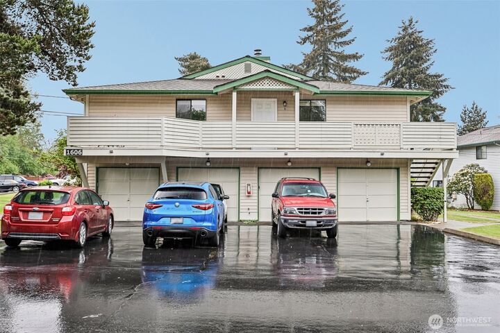 Property Photo: 1606 201st Place SE 9-D WA 98012