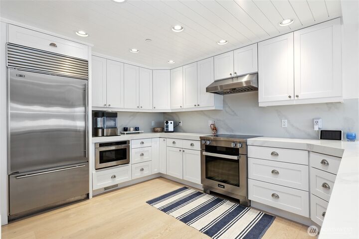 Property Photo:  5021  Lakehurst Lane  WA 98006 