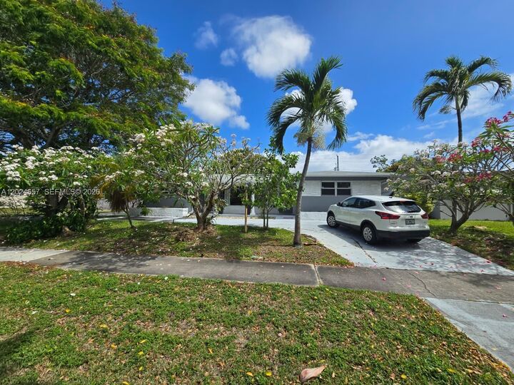 Property Photo: 3619 W Park Rd FL 33021