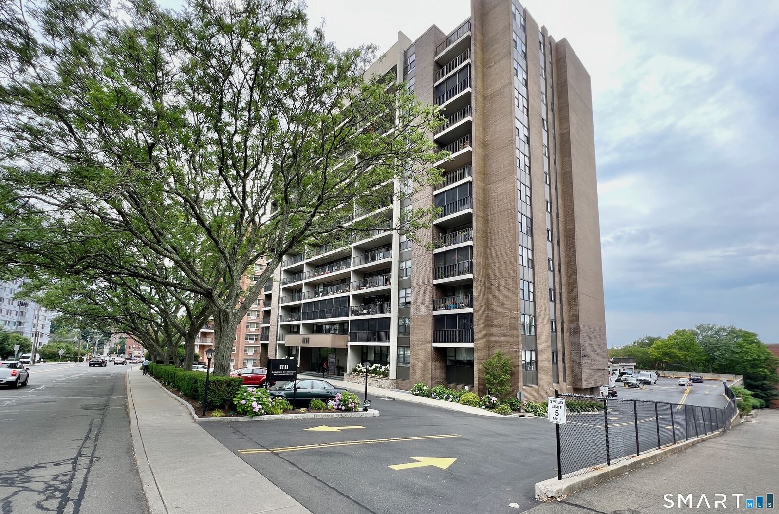 Property Photo:  44 Strawberry Hill Avenue 7B  CT 06902 