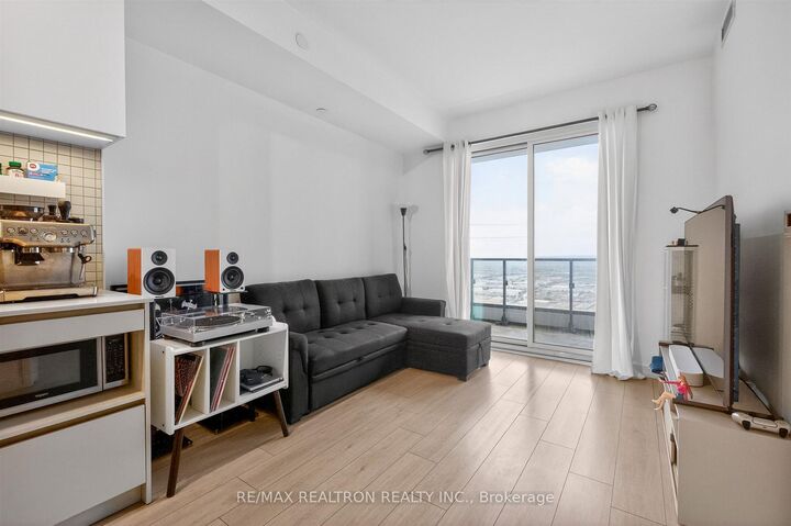 Property Photo:  950 Portage Parkway 5901  ON L4K 0J7 