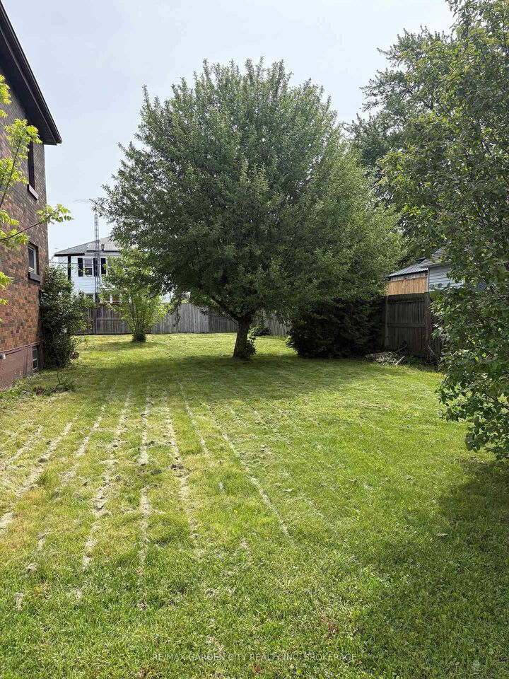 Property Photo:  28 Scholfield Avenue S  ON L3B 1N5 