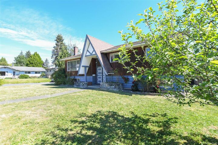 Property Photo: 2029 Cedar Cres BC V9N 3B8