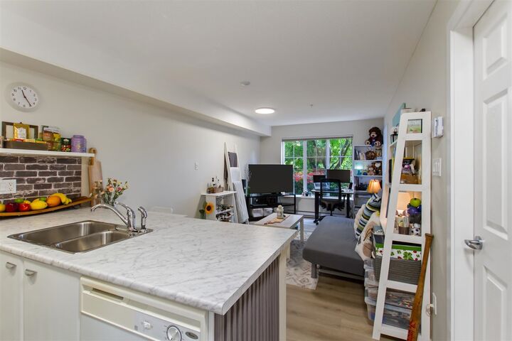 Photo de la propriété:  14877 100 Avenue 107  BC V3R 3H1 