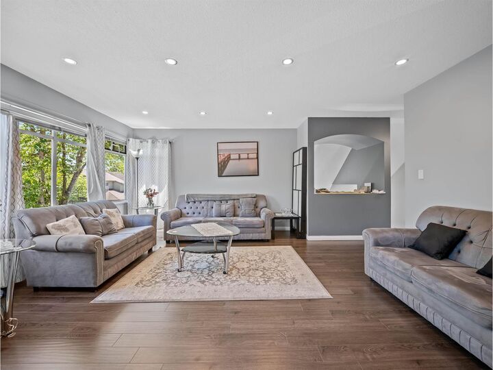 Property Photo: 10238 155A Street 3 BC V3R 0V8