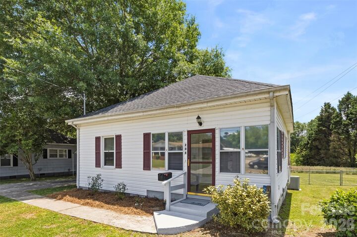 Property Photo:  204 Hampshire Lane  SC 29710 