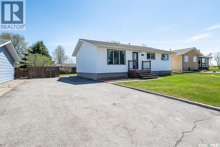 Property Photo:  512 9th Street E  SK S0A 4T0 