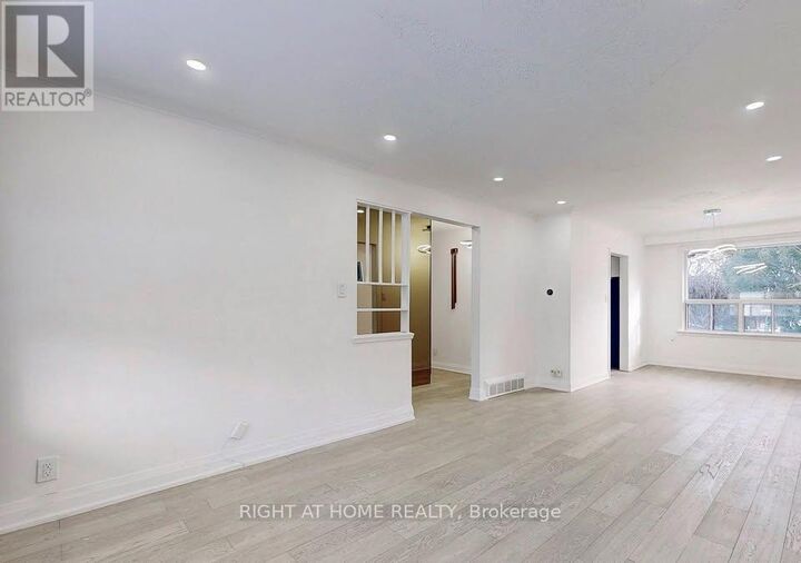 Property Photo:  11 Dalehurst Ave Avenue Main  ON M1G 2X6 