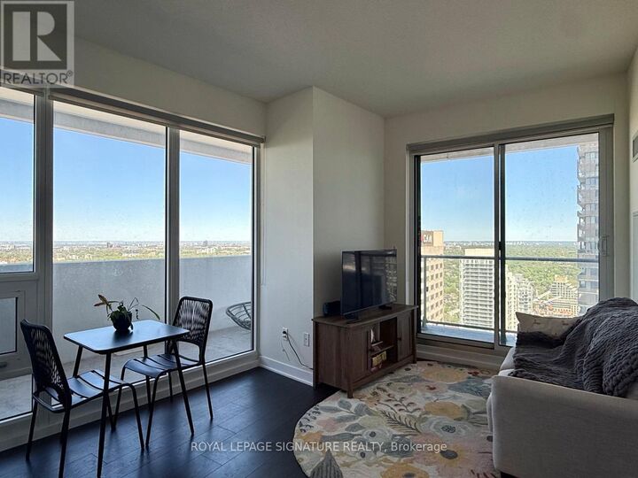 Property Photo: 2221 Yonge Street 3909 ON M4S 0B8