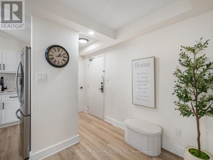 Property Photo: 20 Edgecliff Golfway 1603 ON M3C 3A4