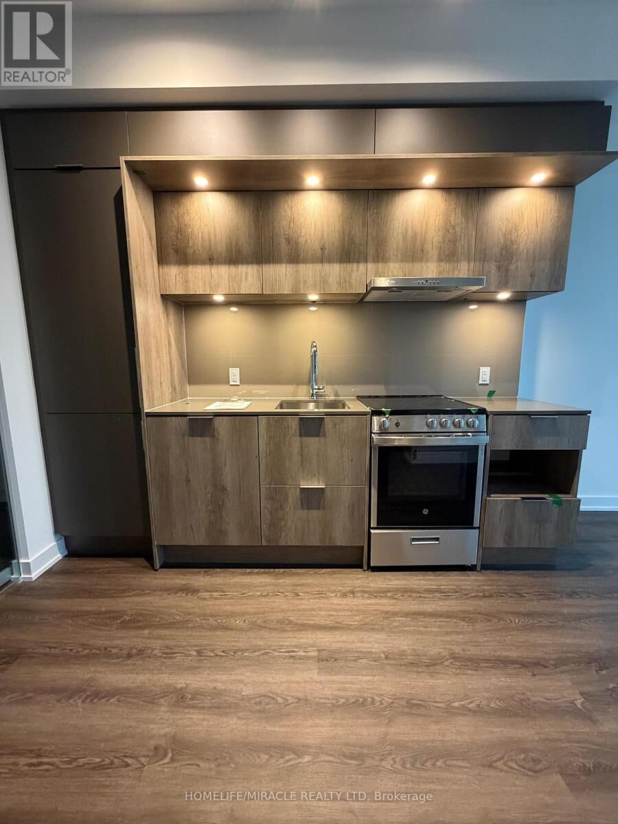 Property Photo: 448 Burnhamthorpe Road West 1806 ON L5B 0R4