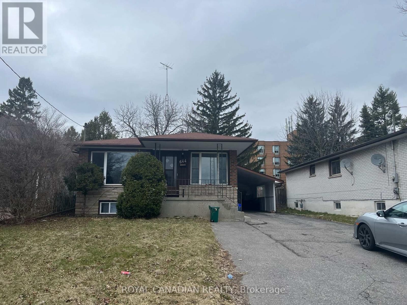 Property Photo:  644 Athol Street East Main  ON L1H 1M3 