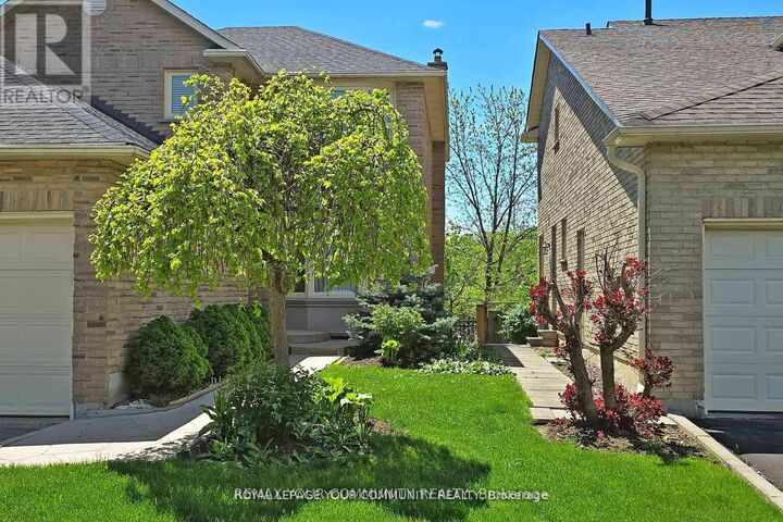 Property Photo: 52 Eleanor Circle Lower ON L4C 6K7