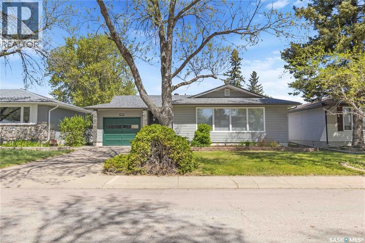 Property Photo: 2809 Eastview SK S7J 3H7