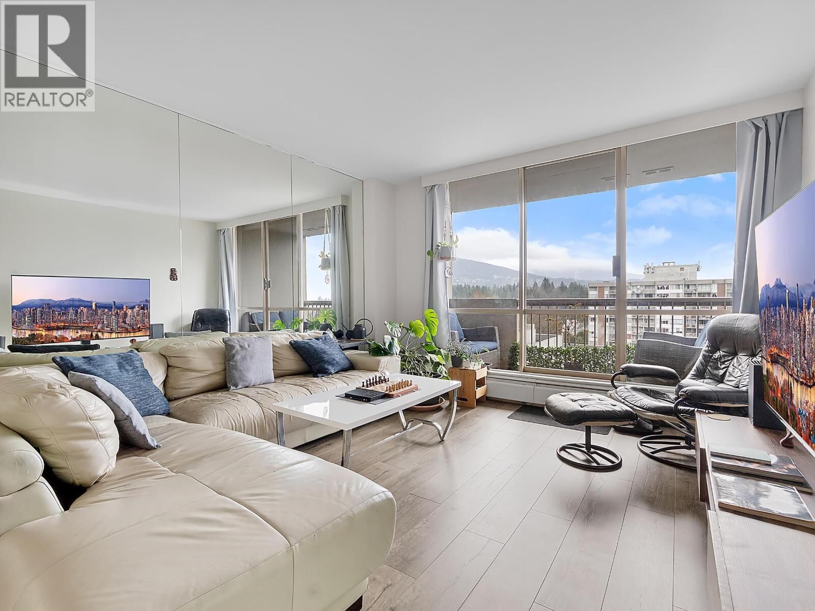 Property Photo:  2016 Fullerton Avenue 1808  BC V7P 3E6 