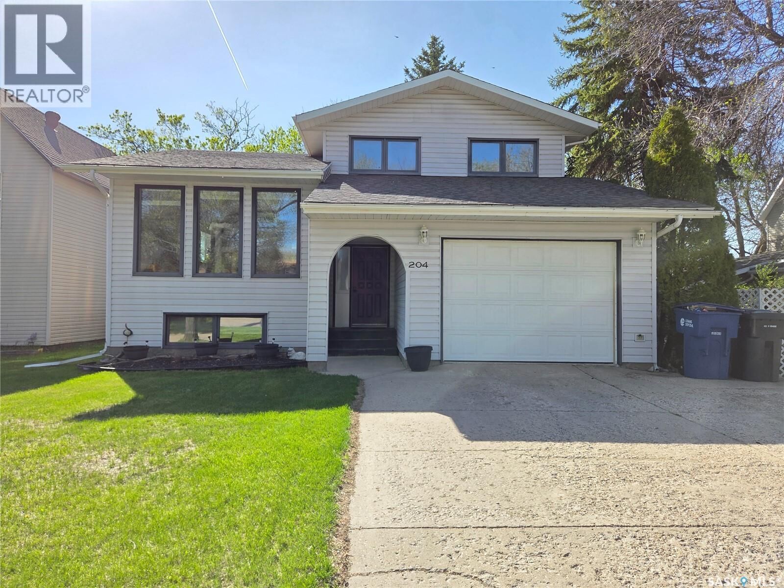 Property Photo:  204 1st Street E  SK S0C 0R0 