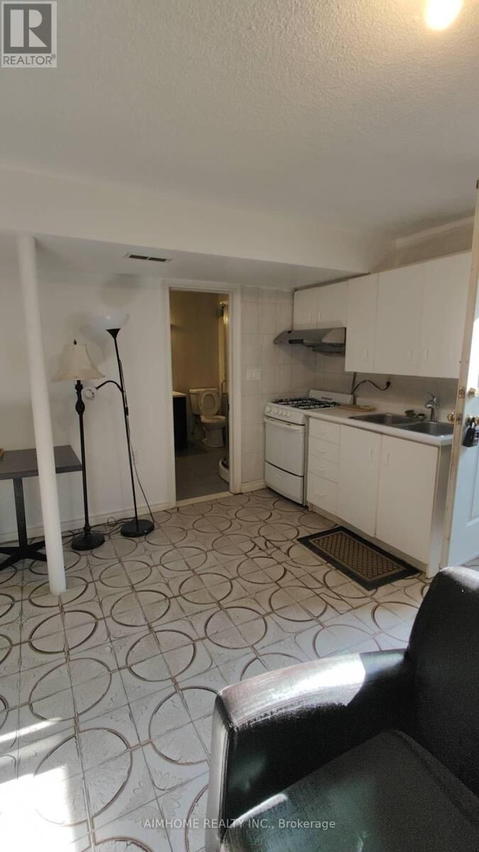 Property Photo:  3 Charlton Boulevard  ON M2M 1C1 