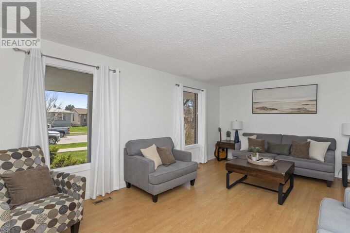 Property Photo: 415 Chelsea Cres ON P7B 5P8