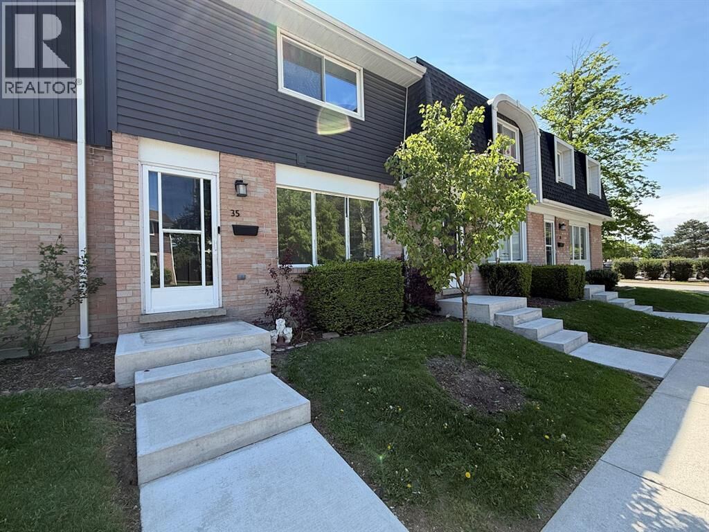 Property Photo: 82 Finch Drive 35 ON N7S 4T8