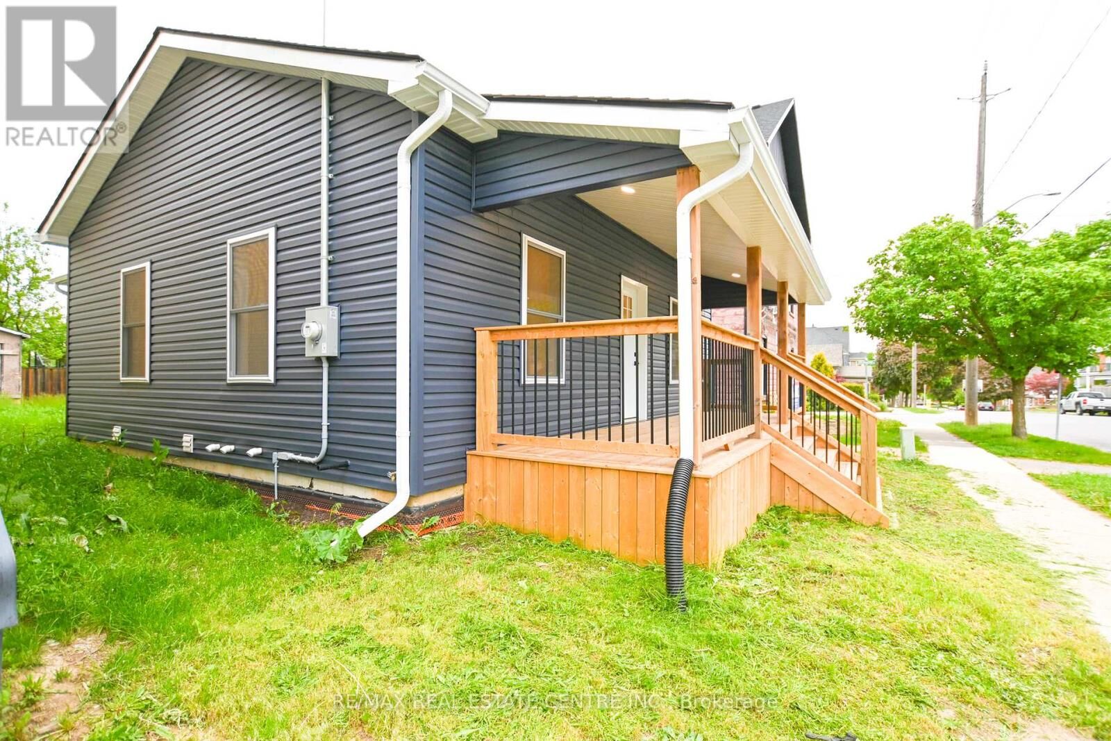 Property Photo:  284 Darling Street  ON N3S 3X6 