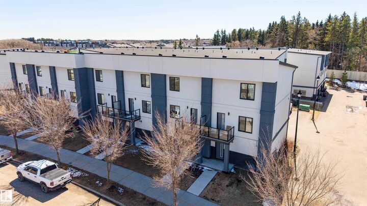 Property Photo: 10 Salisbury Way 26 AB T8B 0B1