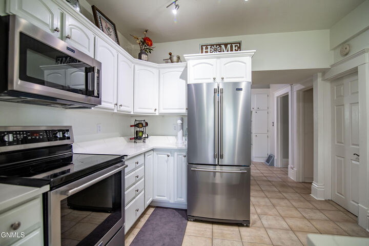 Property Photo: 413 Colfax Street ND 58601