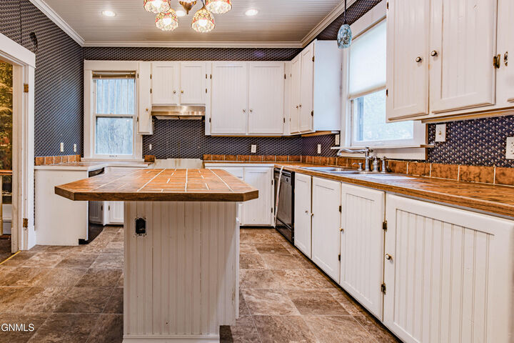 Property Photo: 422 12th Street ND 58501