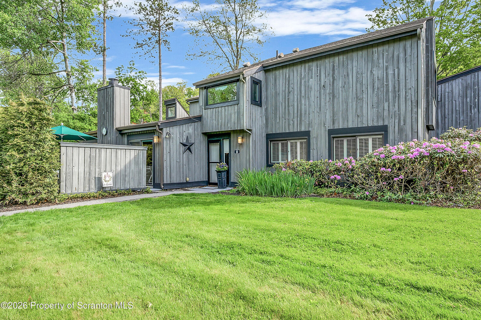 Property Photo: 8 Oakford Glen PA 18411