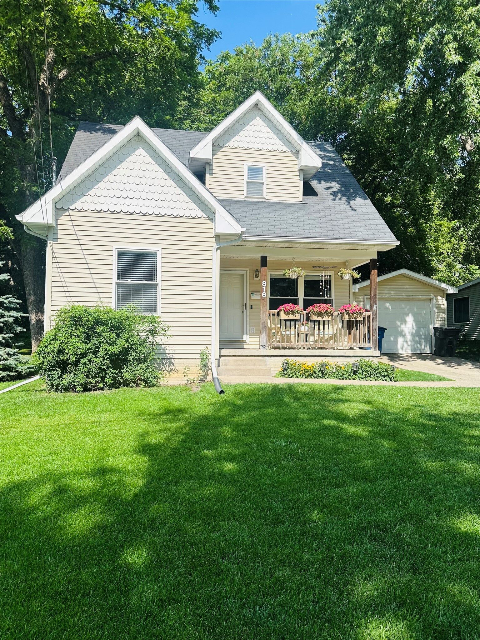 Property Photo:  816 23rd Street  IA 50312 