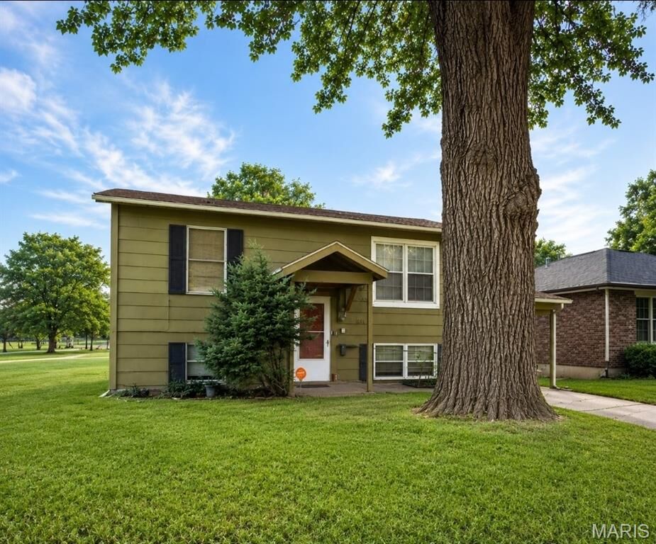 Property Photo: 1319 Oriole Street IL 62090