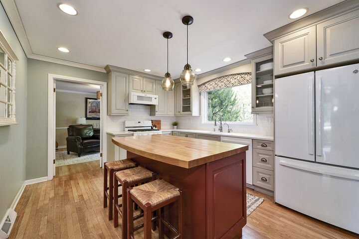 Property Photo:  1550 Banbury Road  IL 60067 