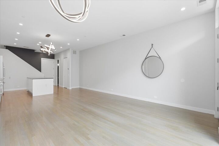 Property Photo: 1019 N Cleveland Avenue 3 IL 60610