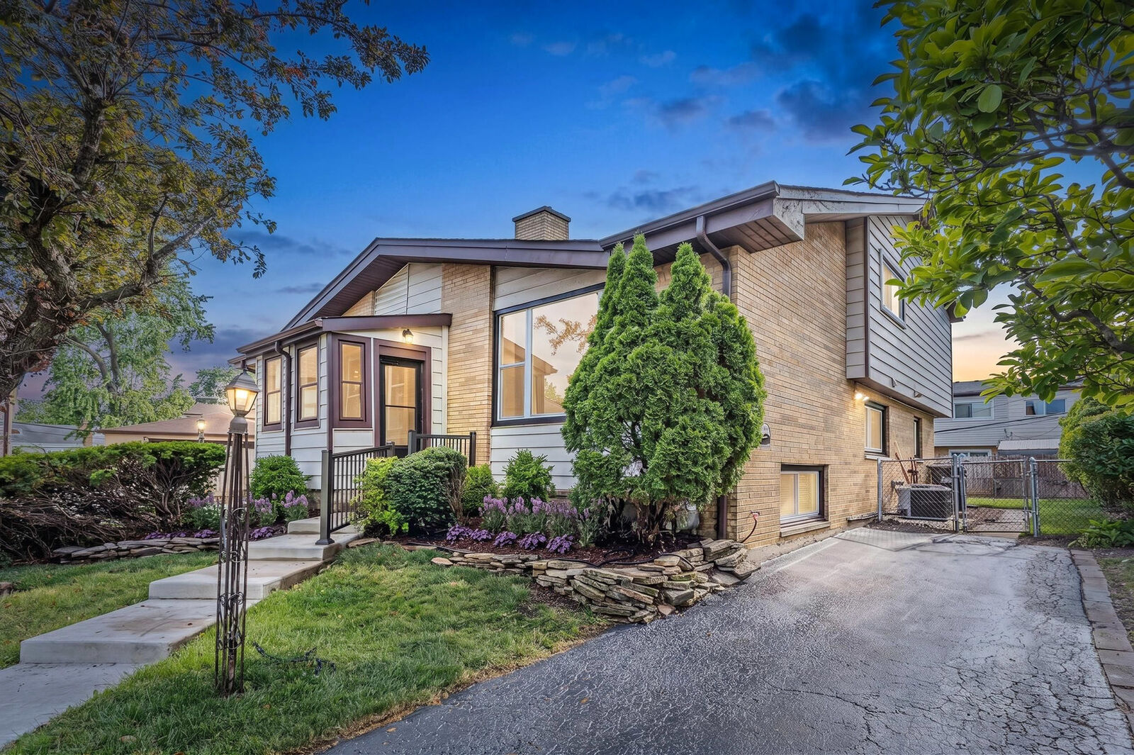 Property Photo: 9272 N Home Terrace IL 60016