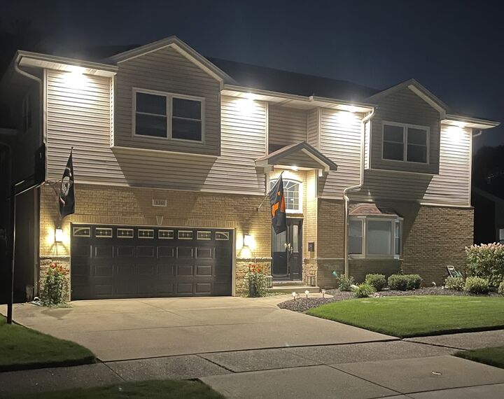 Property Photo: 130 S Elm Tree Lane IL 60126