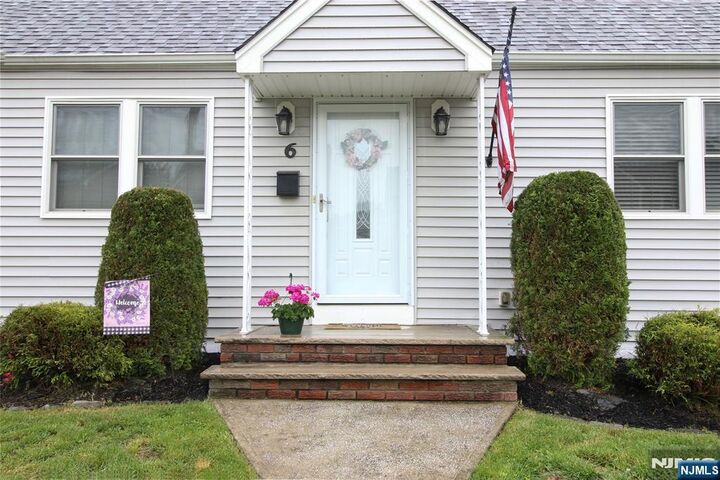 Property Photo:  6 Knollwood Road  NJ 07512 