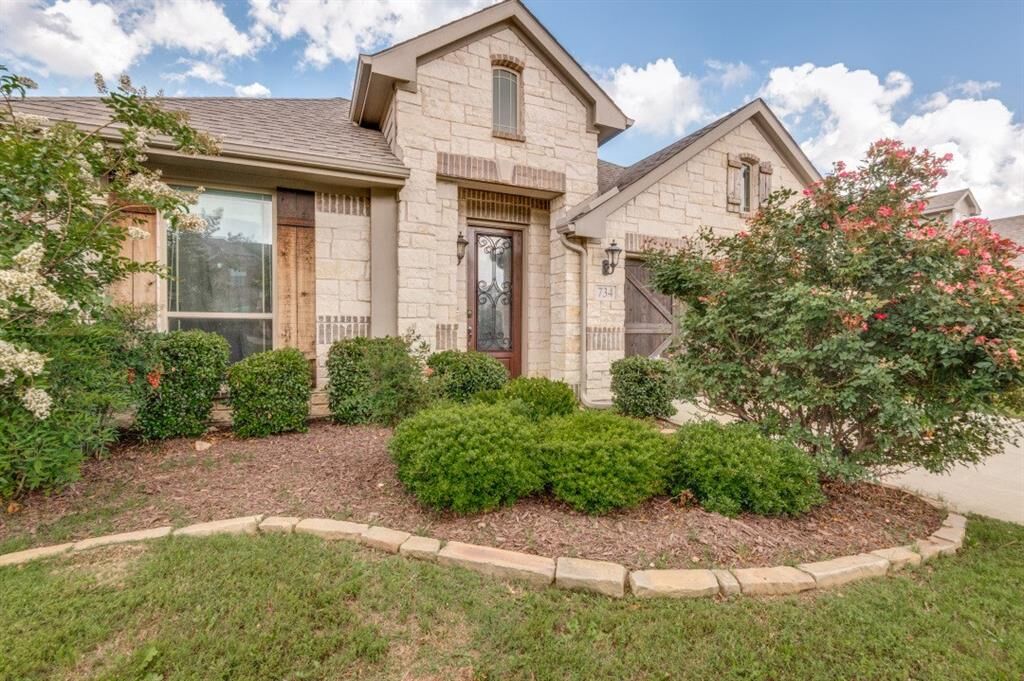 Property Photo:  734 Larkspur Lane  TX 76065 