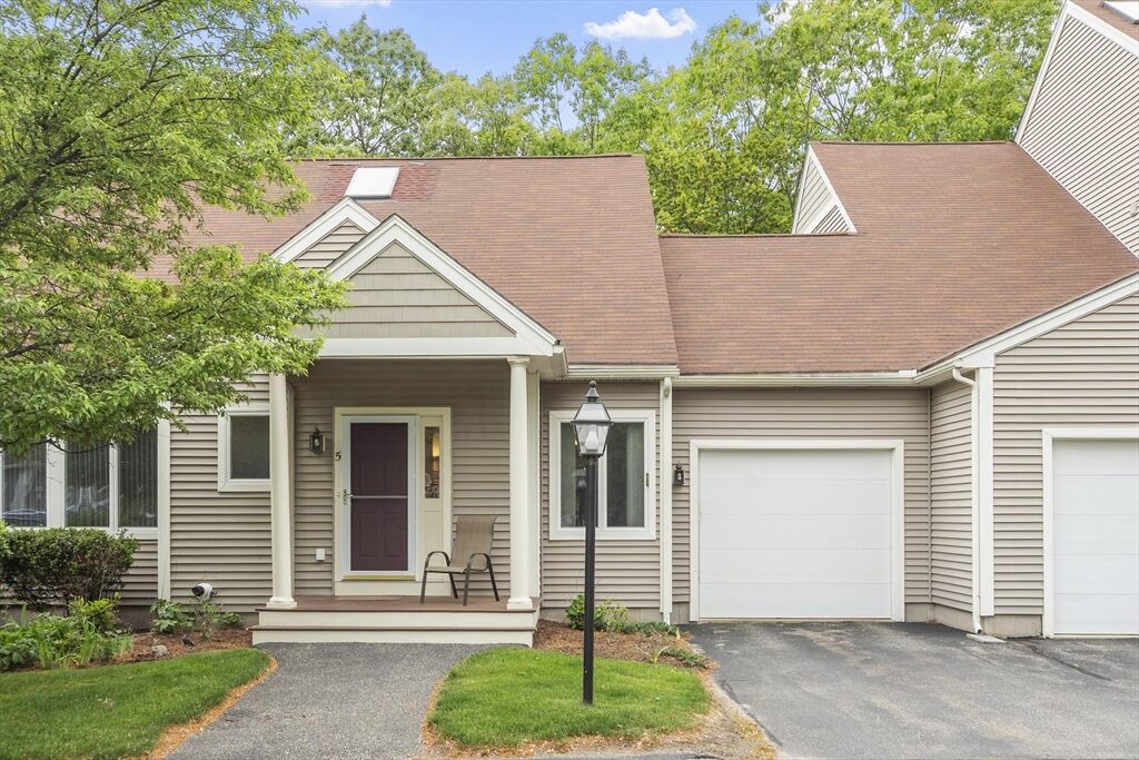 Property Photo: 5 Vine Brook Way 5 MA 01801